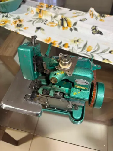 Maquina de Overlock Seminova