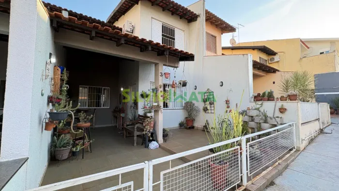 Sobrado à Venda em Condomínio Fechado na Vila Marumby Maringá/PR