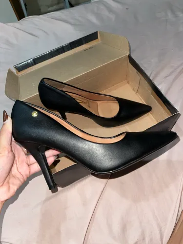 Scarpin preto salto fino