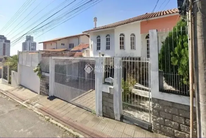 Auxiliadora Predial aluga, casa com 156 m² de área construída, em um terreno de 512 m², lo