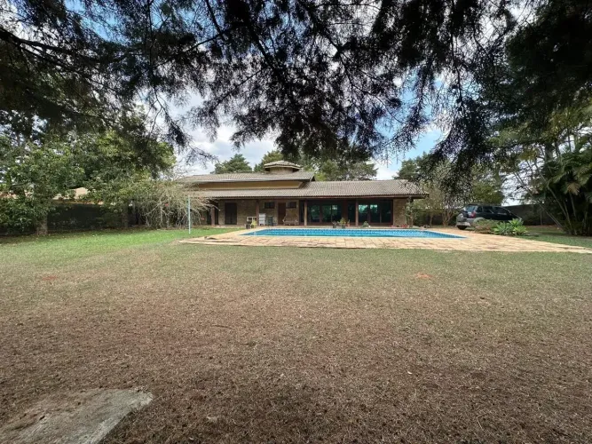 LINDA CHÁCARA COM DUAS CASAS, TODA GRAMADA E COM PISCINA!!!