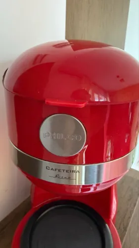 Cafeteira elétrica sem copo e filtro.