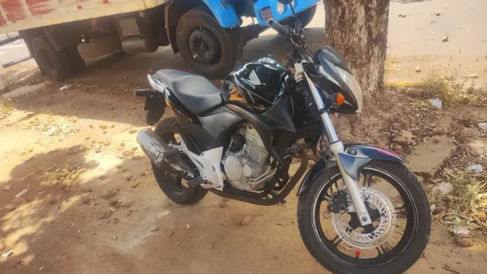 Vendo cb 300 ano 2010 ou troco por carro no mesmo valor 