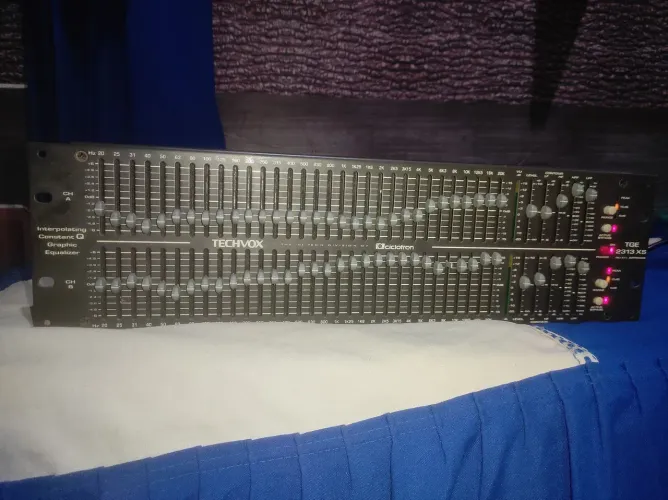equalizador gráfico Ciclotron Techvox TGE 2313 XS profissional de 31 bandas por canal.