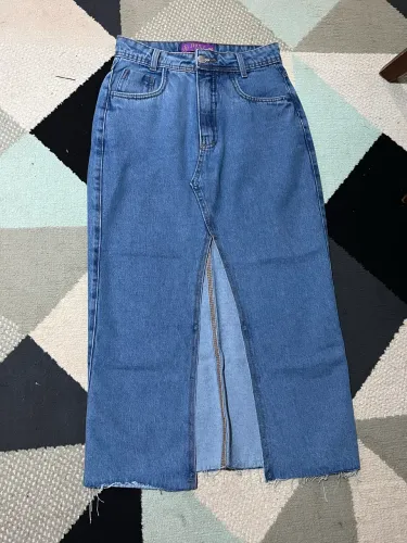 Saia Jeans Midi com Fenda Frontal