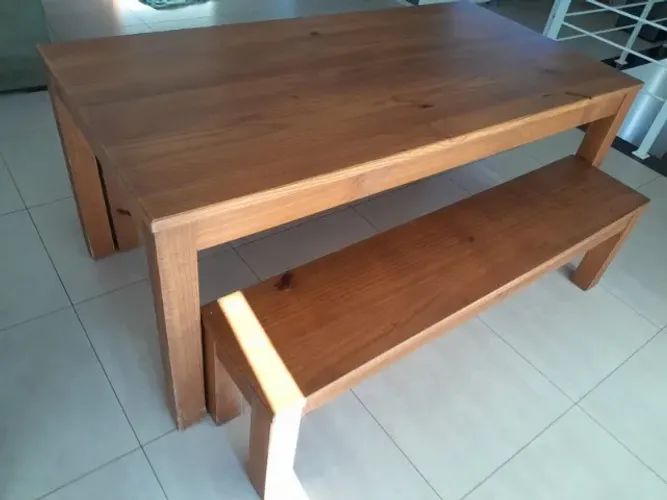 Conjunto mesa de madeira com bancos