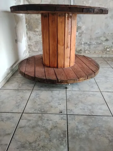 Super mesa carretel pintada e com rodinhas, própria para grandes espaços ou fazendas.