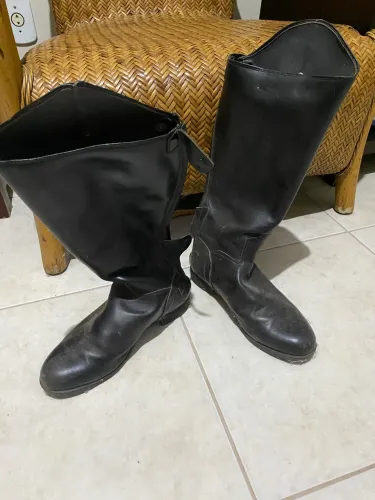 Bota de couro preta cano alto nº 41