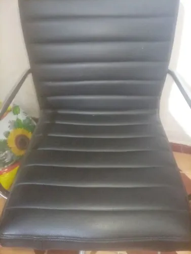 Poltrona de couro preta