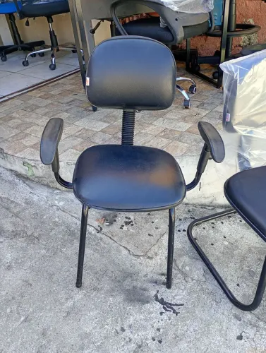 Cadeira fixa com braço