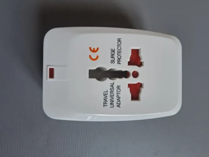 Adaptador tomada universal com 2 USB compatível em mais de 150 países 