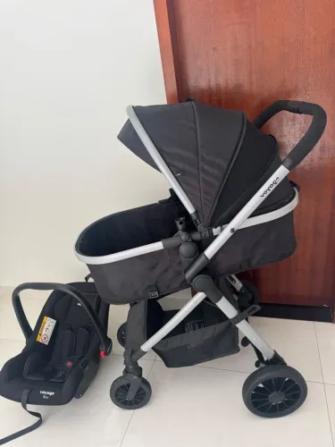 Carrinho de bebê com Moisés e bebê conforto voyage