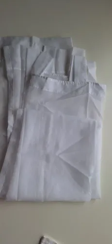 Cortina em voil branco Tok Stok com 2 folhas com 1,2x1,68m (mais 11cm da tirinha do varão)