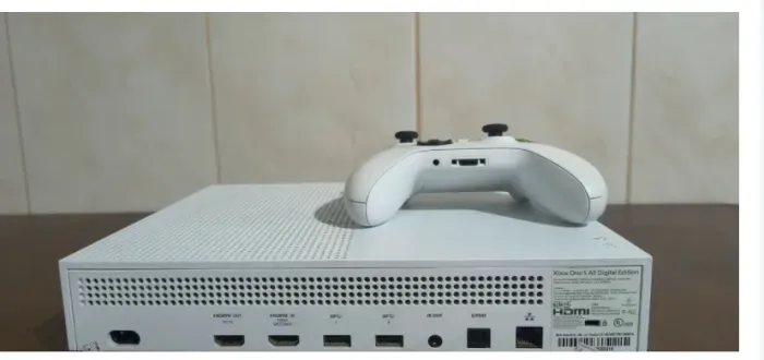 Xbox one S 1TB COM CAIXA CONTROLE E CABOS