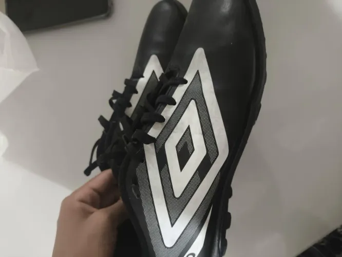Chuteira umbro preta