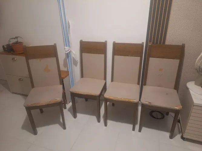 VENDO 4 CADEIRAS DE JANTAR. R$ 60,00 AS 4!