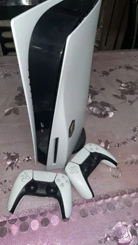 Ps5 825gb + jogos digitais e 2 controles