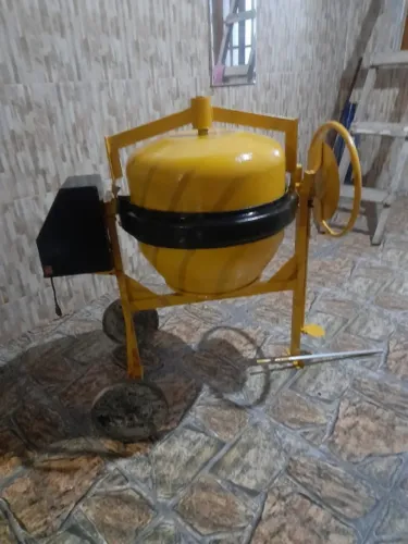 Betoneira em ótimo estado de conservação