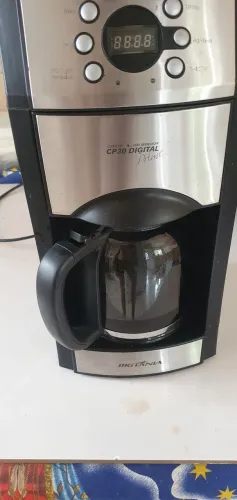 Vendo cafeteira elétrica COM MOEDOR DE GRÃOS. Britânia prime