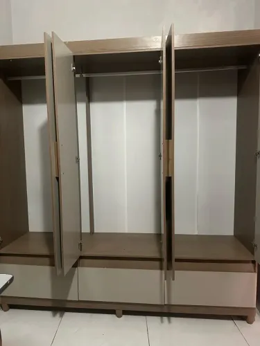 Estou vendendo um guarda-roupa