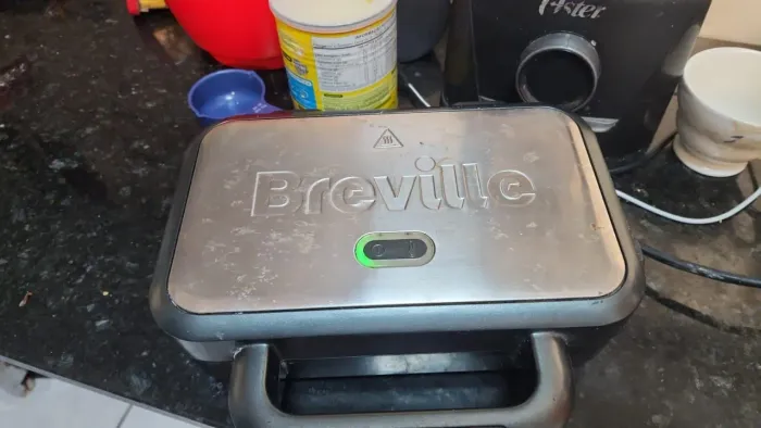 Sanduicheira elétrica importada Breville