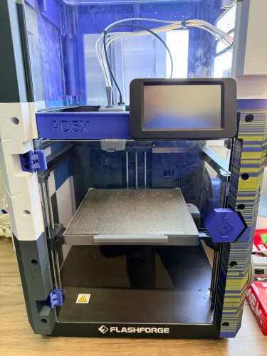 Impressora 3D Flashforge AD5X fechada