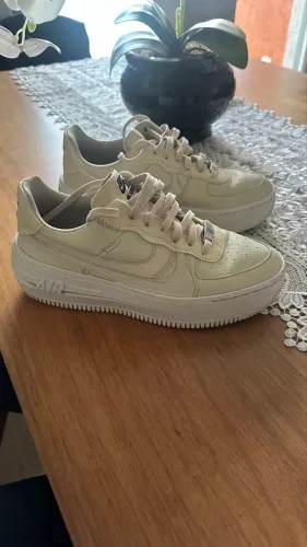 Tênis Nike Air Force Couro Creme e Branco 