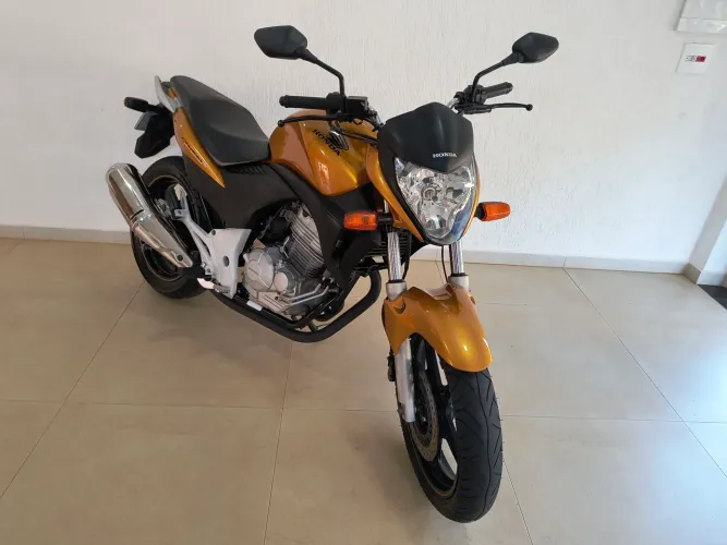 Honda CB 300R 2011, único dono, motor feito, cabeçote original rosca fina, manual e chave.