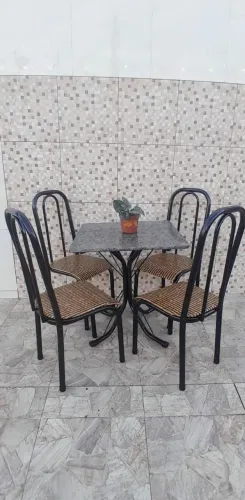 Mesa de mármore com 4 cadeiras 
