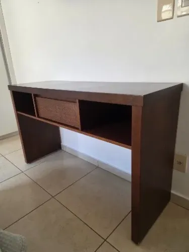 Aparador/escrivaninha Líder Interiores Madeira escura - Design moderno, 1,30m, impecável
