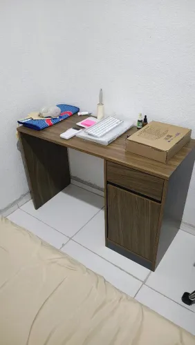 Escrivaninha com gaveta e porta.