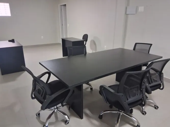 Mesa tamanho 2mt por 1mt mais 05 cadeiras tudo 2.000.00