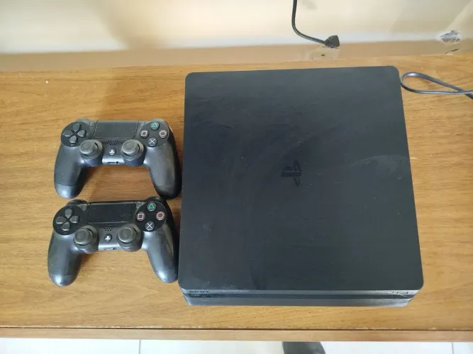 Ps4 slim com 2 controles