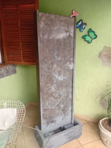 Fonte de água de Buda de Rocha vulcanica