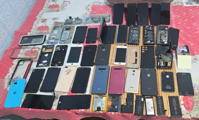 Lote com 5 celulares dão reparo no meio de peças diversas e placas. Aceito cartão.