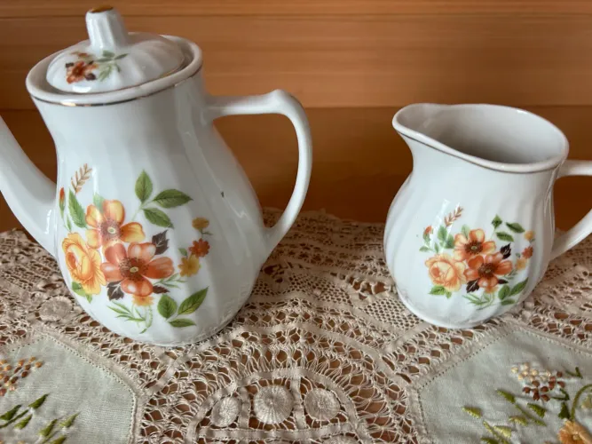 Conjunto antigo de bule de café e cremeira porcelana Pozzani