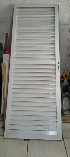 Porta veneziana 2,10x0,76 bom estado