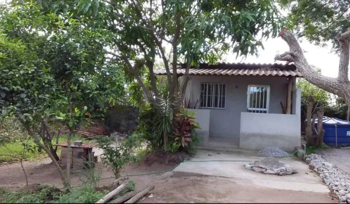Oportunidade em São Pedro da Aldeia: Lote 360m² com Pequena Construção