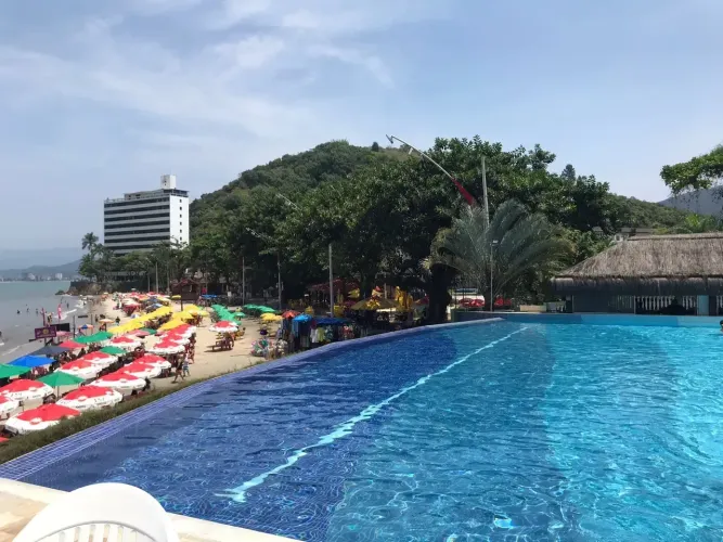 Aluga temporada apartamento pé na areia na Prainha em Caraguatatuba