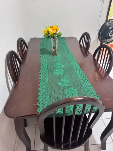 Mesa antiga, madeira massiça, mais de 20 anos.