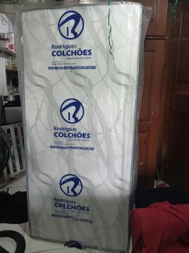 Vendo colchão de Espuma D20 Solteiro .