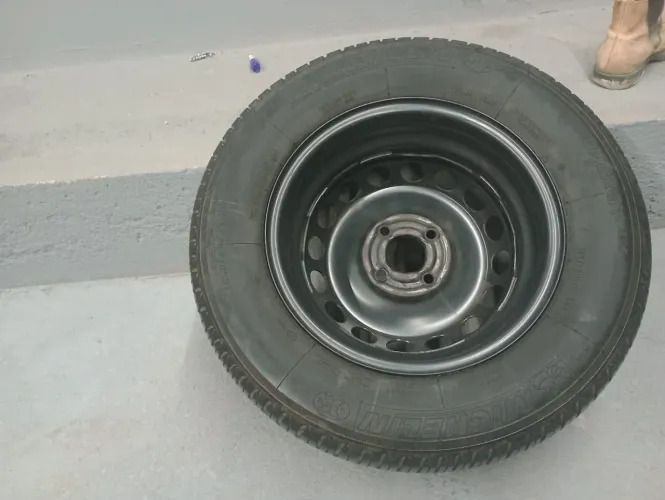 Vendo pneus com as rodas aro 14 