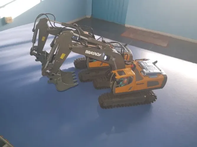 Brinquedo  Escavadeira com controle remoto