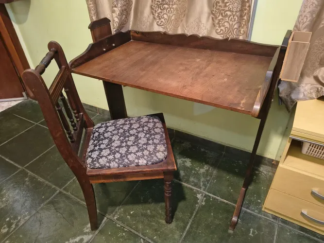 Vendo mesa de estudos imbuía 