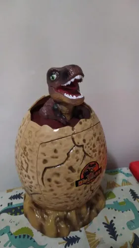 Cofre de dinossauro e também serve como abajur