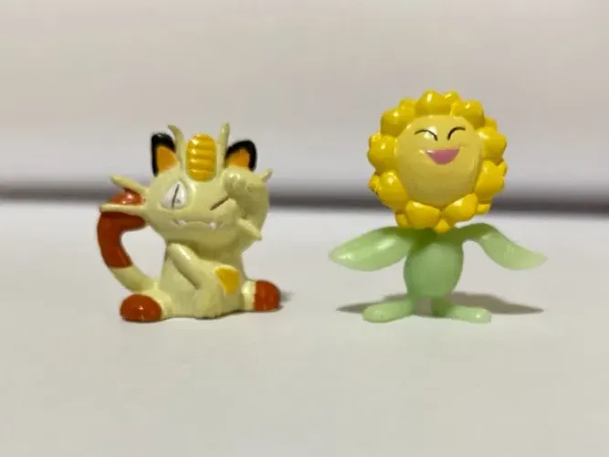 Miniatura do Pokémon Sunflora e Meoth da coleção Guaraná Caçulinha (anos 2000)