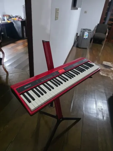 Roland GO:KEYS GO-61K, vermelho, com 61 teclas, fonte e suporte Roland KS-18Z