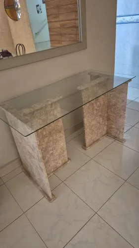 Mesa Aparador com Base de Pedra e Vidro Blindex - Lindo