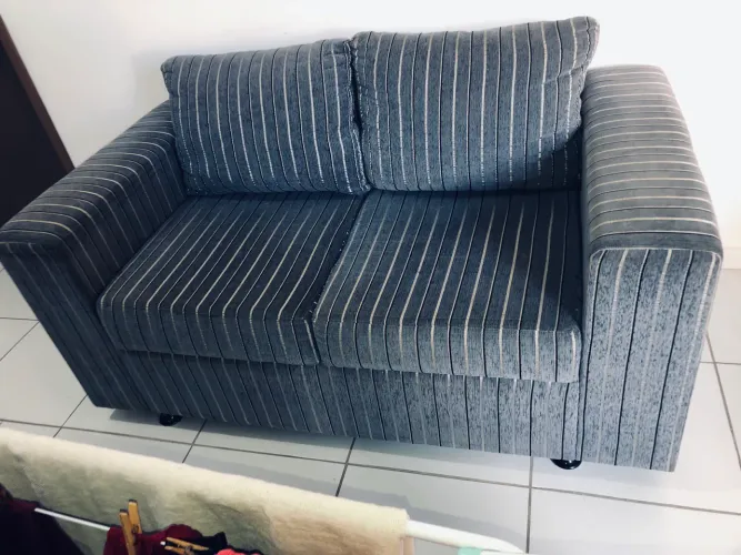 Sofá 2 lugares com almofadas removíveis.