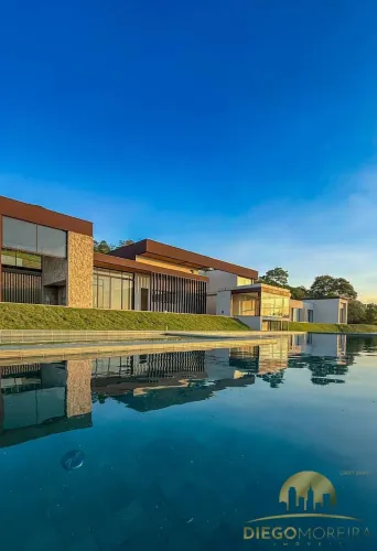 Casa à Venda à Beira da Represa em Vargem  Alto Padrão